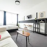 Full House Hostel Nuernberg - Shared Bath & Kitchen
