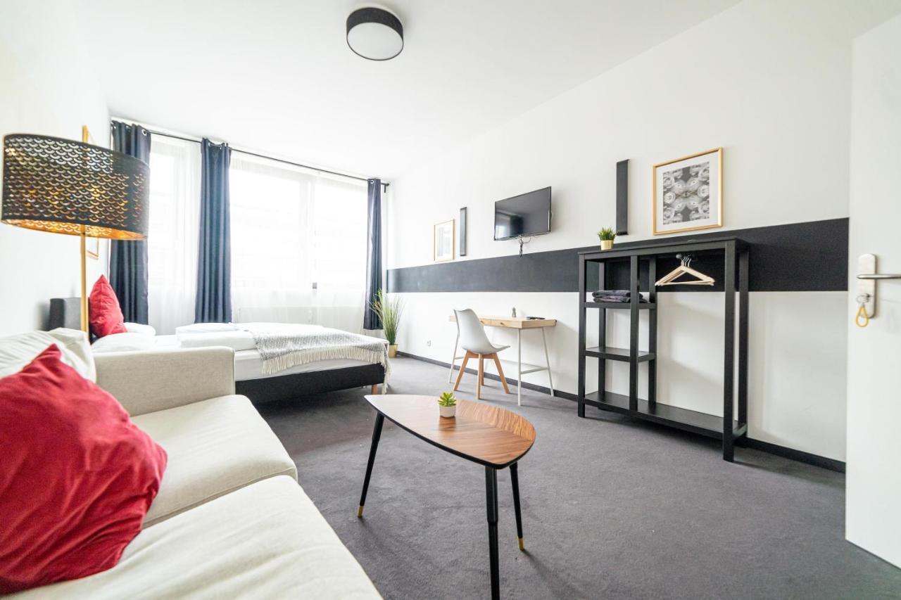 Full House - Shared Bath & Kitchen Aparthotel *